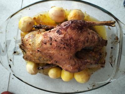 Kepta antis su česnaku ir prieskoniais pagrindine nuotrauka