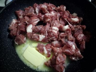 Aštrus troškintas jautienos patiekalas su granatu Žingsnis 1