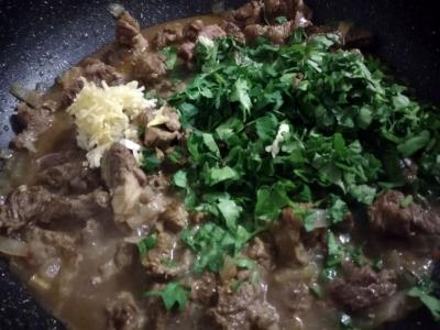 Aštrus troškintas jautienos patiekalas su granatu Žingsnis 3