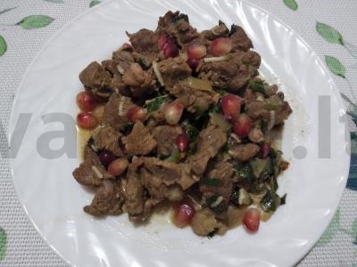 Aštrus troškintas jautienos patiekalas su granatu pagrindine nuotrauka