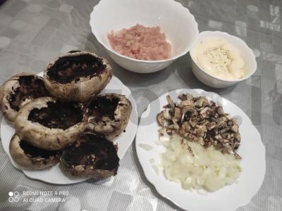 Įdaryti grybai „Mėgstamiausi“ Žingsnis 1