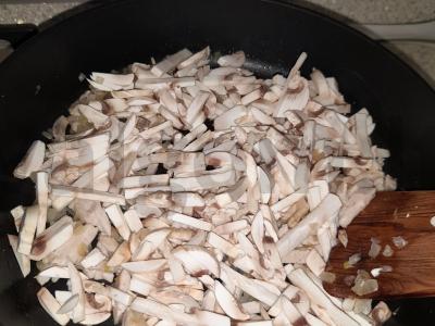 Kalakutienos krūtinėlė su grybais grietinėlės padaže su bulvių koše Žingsnis 6