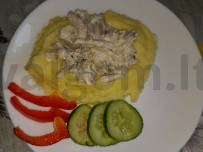 Kalakutienos krūtinėlė su grybais grietinėlės padaže su bulvių koše pagrindine nuotrauka