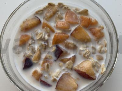 Avižinė košė su abrikosu ir persiku ant grietinėlės pagrindine nuotrauka