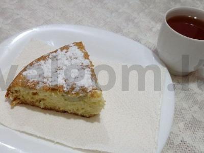 Minkštas ir švelnus biskvitas su grietine pagrindine nuotrauka