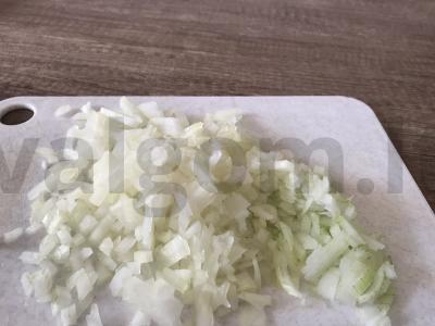 Greita makaronų patiekalas su keptu svogūnu ir dešrelėmis Žingsnis 1