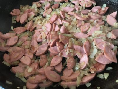 Greita makaronų patiekalas su keptu svogūnu ir dešrelėmis Žingsnis 4