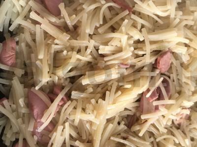 Greita makaronų patiekalas su keptu svogūnu ir dešrelėmis Žingsnis 5