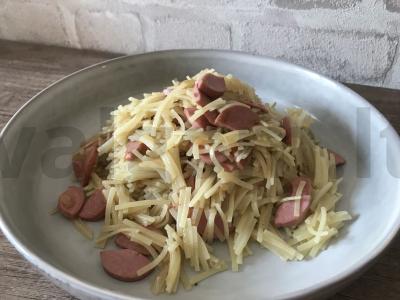 Greita makaronų patiekalas su keptu svogūnu ir dešrelėmis pagrindine nuotrauka