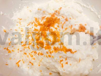 Ryškus pyragas su grietinėlės-varškės įdaru ir persikais Žingsnis 2