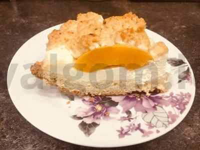 Ryškus pyragas su grietinėlės-varškės įdaru ir persikais pagrindine nuotrauka