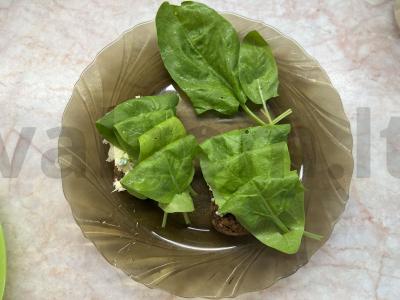 Skrebučiai su sūriu ir špinatais pusryčiams pagrindine nuotrauka