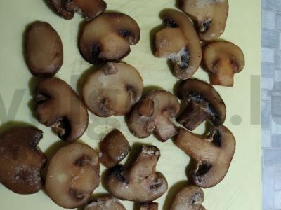 Šampinjonai su cukinijomis sviesto omlete Žingsnis 1