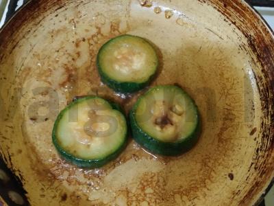 Šampinjonai su cukinijomis sviesto omlete Žingsnis 2