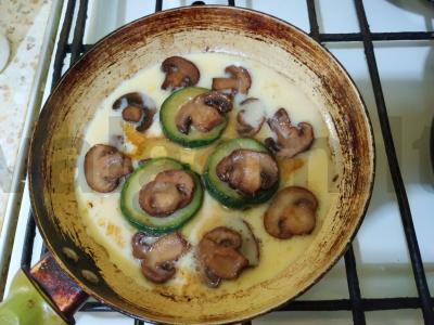 Šampinjonai su cukinijomis sviesto omlete Žingsnis 4