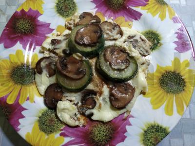 Šampinjonai su cukinijomis sviesto omlete pagrindine nuotrauka