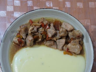 Švelnus kiaulienos guliašas su sojų padažu pagrindine nuotrauka