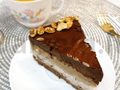 Tortas su žemės riešutų sviestu ir šokoladu pagrindine nuotrauka