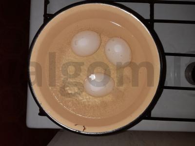 Pienių ir kiaušinių salotos Žingsnis 1