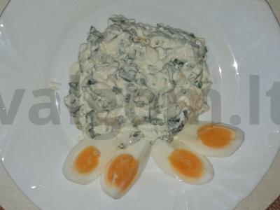 Pienių ir kiaušinių salotos pagrindine nuotrauka