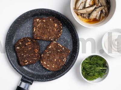 Sumuštiniai su šprotų konservais juodame duone Žingsnis 1