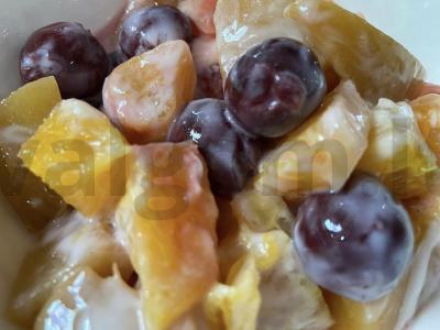 Vaisių salotos su konservuotais persikais ir vyšniomis pagrindine nuotrauka