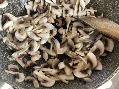 Spagečiai „Alfredo“ su vištiena ir grybais Žingsnis 3