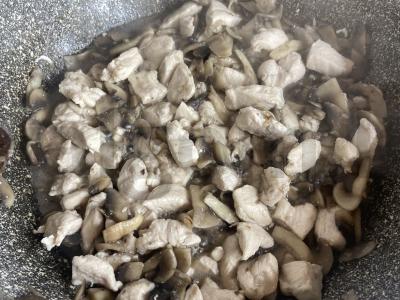 Spagečiai „Alfredo“ su vištiena ir grybais Žingsnis 5