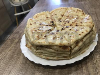 Kabar dinų „Dėlen“ хычины su bulvėmis ir sūriu pagrindine nuotrauka