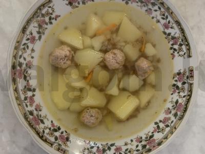 Grikių sriuba su mėsos kukuliais pagrindine nuotrauka