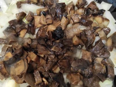 Kibinai su kiauliena, grybais ir adžika Žingsnis 4