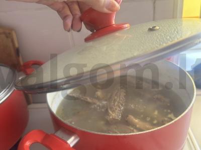 Aromatinga sultinys „Malonus“ su žąsies mėsa Žingsnis 1