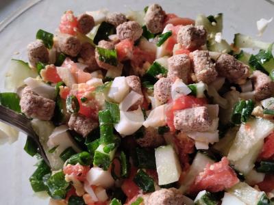 Salotas su avižų sėlenomis ir raudona žuvimi pagrindine nuotrauka