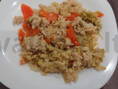 Troškinta kopūstai su naminiu faršu ir prieskoniais pagrindine nuotrauka