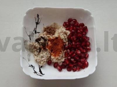 Skani karpiai, kepti su granatų sėklomis ir riešutais Žingsnis 1