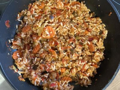 Daržovės su ilgu grūdų ryžiu aštrachaniškai pagrindine nuotrauka