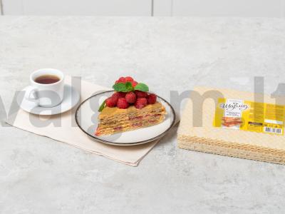 Vaflinis tortas su avietėmis ir kondensuotu pienu pagrindine nuotrauka