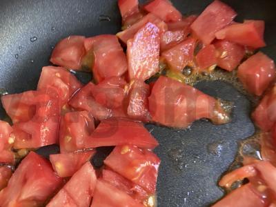 Karštas sumuštinis su pomidoru ir kiaušiniu pusryčiams Žingsnis 2