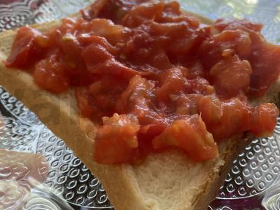 Karštas sumuštinis su pomidoru ir kiaušiniu pusryčiams Žingsnis 3