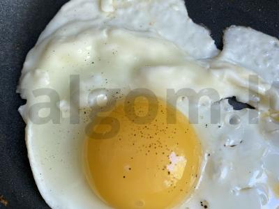 Karštas sumuštinis su pomidoru ir kiaušiniu pusryčiams Žingsnis 4