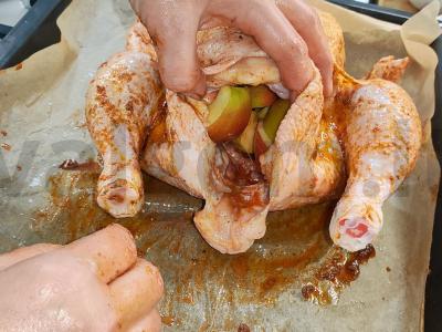 Kepta vištiena su obuoliais Žingsnis 5