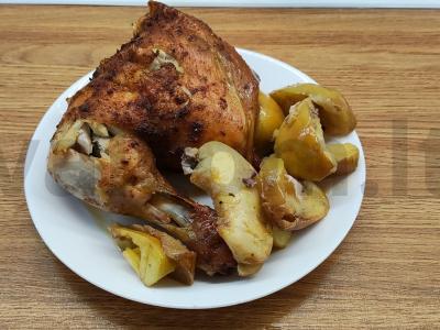 Kepta vištiena su obuoliais pagrindine nuotrauka