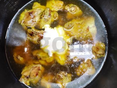 Švelnus triušis lėtoje viryklėje su prieskoniais Žingsnis 3