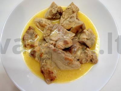 Švelnus triušis lėtoje viryklėje su prieskoniais pagrindine nuotrauka