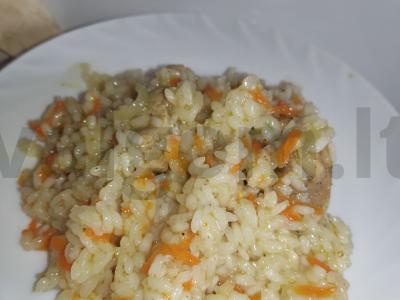 Plovas su mėsa ir daržovėmis pagrindine nuotrauka