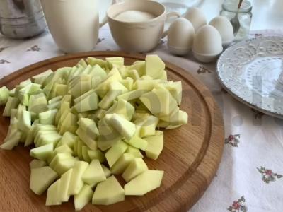 Šarlotė su obuoliais iš 5 ingredientų Žingsnis 1