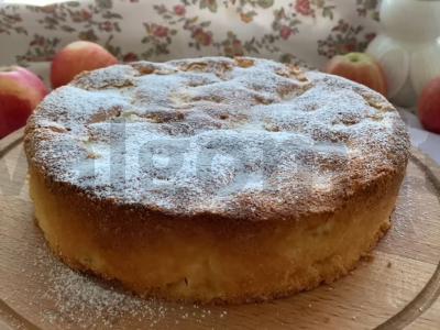 Šarlotė su obuoliais iš 5 ingredientų pagrindine nuotrauka