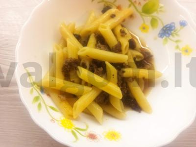 Makaronai su granatų sultimis pagrindine nuotrauka