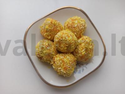 Namų saldainiai iš džiovintų abrikosų ir anakardžių riešutų su kokosų drožlėmis pagrindine nuotrauka