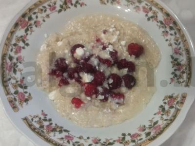 Sotūs avižiniai dribsniai su varške ir avietėmis pagrindine nuotrauka